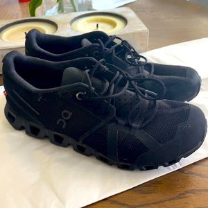 🔥🔥🔥On cloud size 8 all black🔥🔥🔥